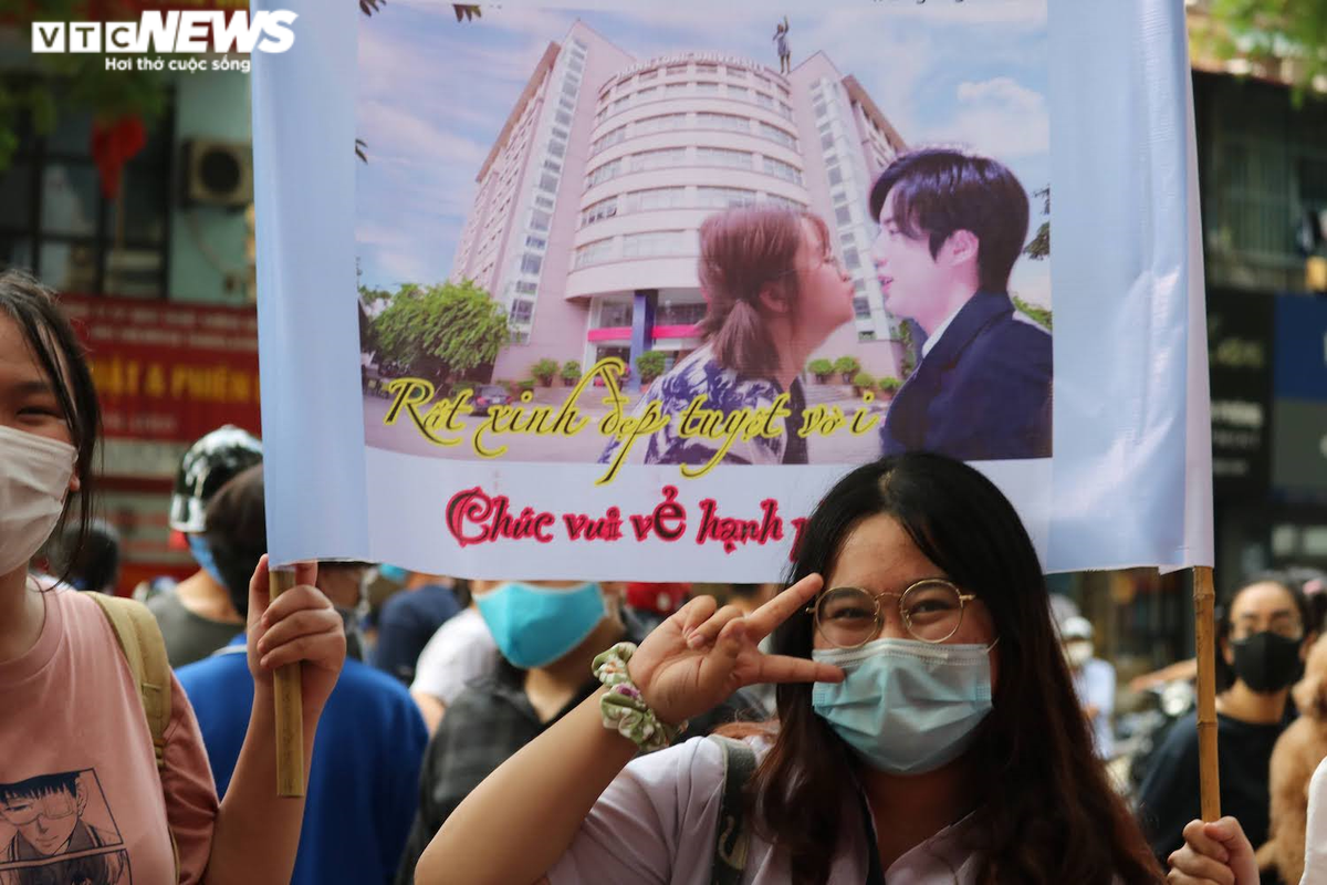 Tấm băng rôn nhanh chóng thú hút được sự chú ý của mọi người xung quanh. Ngay sau khi thí sinh rời khỏi điểm thi đã được các bạn bè reo hò và chào đón một cách vui nhộn như đón thần tượng. Ảnh: VTC News