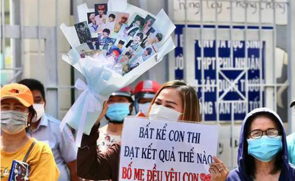 Mới đây hình ảnh một người mẹ đã chuẩn bị món quà rất đặc biệt để dành tặng cho cô con gái nhỏ trong ngày thi vào lớp 10 khiến tất cả mọi người đều chú ý.