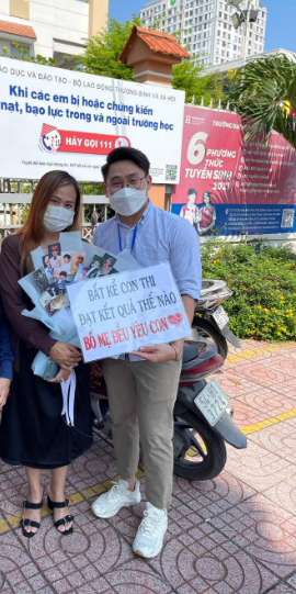 Chứng kiến hình ảnh cổ vũ thi cử này của người mẹ, khá nhiều tại người điểm thi này đều trầm trồ, dành lời khen tặng cho "bà mẹ tâm lý nhất hệ mặt trời".