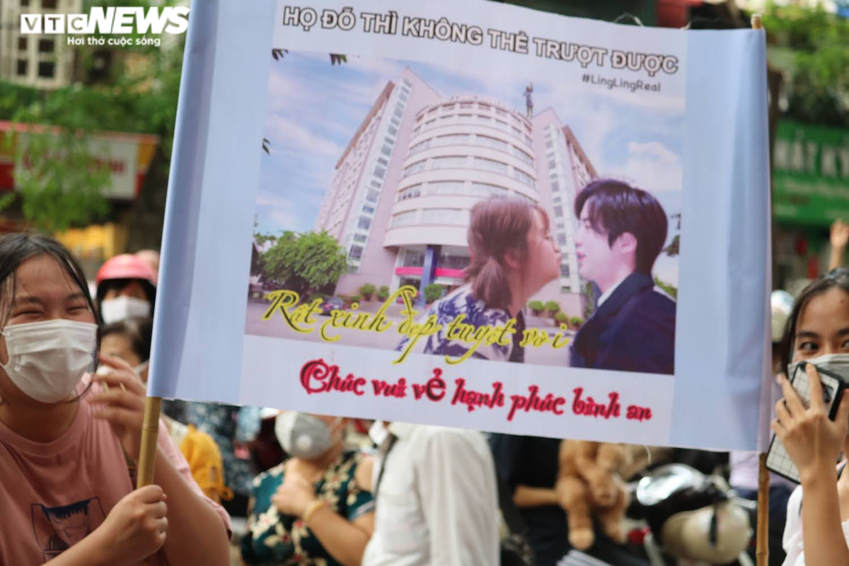 Ngoài ra không thể không nhắc đến hình ảnh một nhóm bạn trẻ căng băng rôn có nội dung: "Họ Đỗ thì không thể trượt được. Rất xinh đẹp tuyệt vời. Chúc vui vẻ hạnh phúc bình an" để chào đón cô bạn thân thi tại điểm trường. Ảnh: VTC News