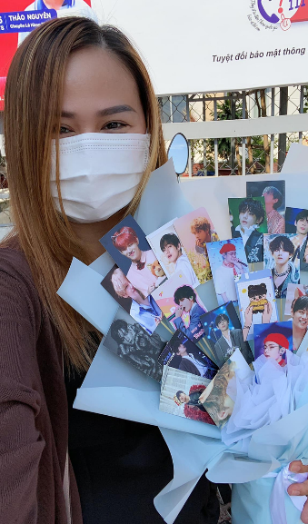 Người mẹ này đã chuẩn bị bó hoa làm từ ảnh ngôi sao thần tượng Hàn Quốc và một băng rôn giấy in với thông điệp: "Bất kể con thi đạt kết quả thế nào, bố mẹ đều yêu con".