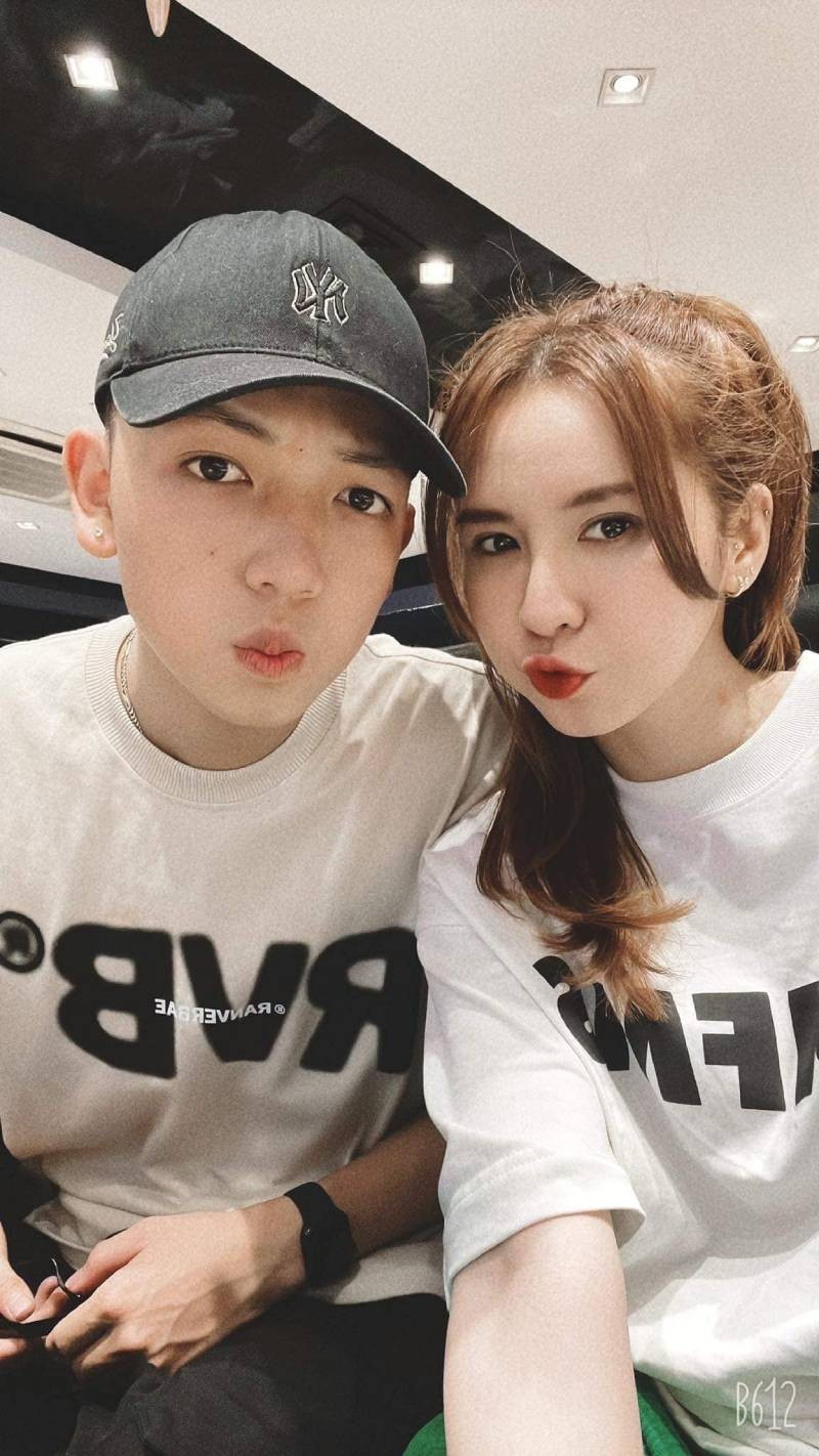 Gần đây, Ngân Sát Thủ thường xuyên xuất hiện tình tứ bên cạnh một chàng trai. Được biết đó chính là người yêu của nữ streamer này.