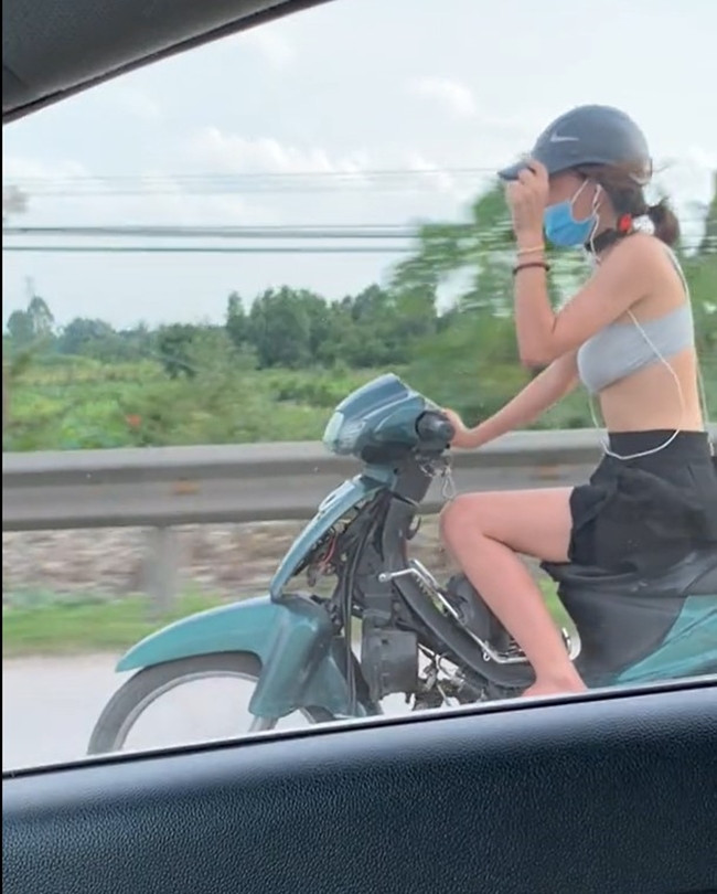 Chị em ra đường mùa hè, ăn mặc phản cảm không thiếu Chi em ra duong mua he, an mac phan cam khong thieu