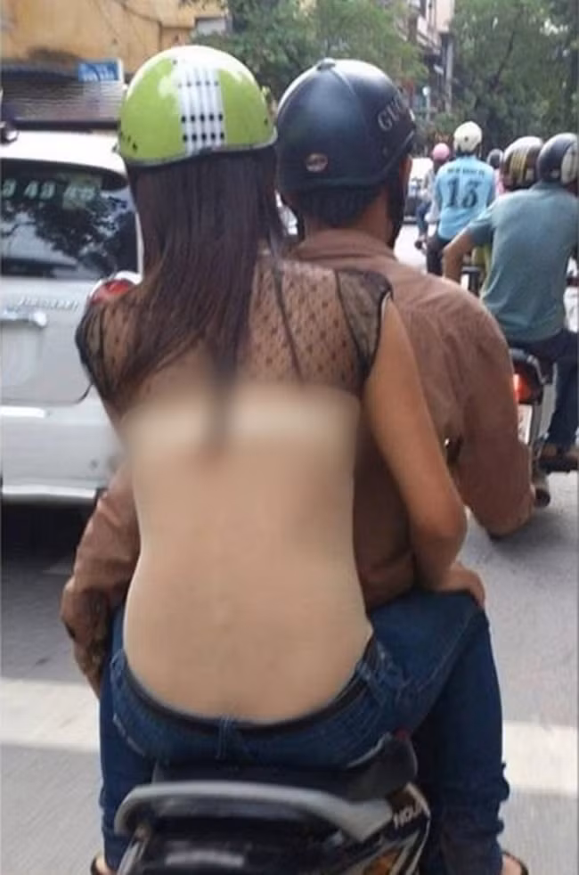 Trang phục hở lưng là một trong số kiểu đồ phổ biến trên đường phố mùa hè.