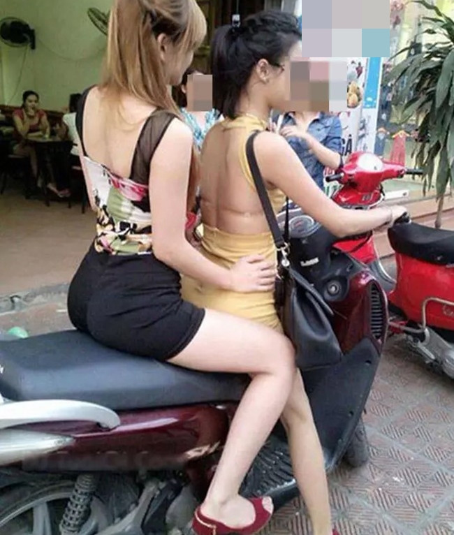 Người xưa có câu: "Đẹp đẽ khoe ra, xấu xa đậy lại" nhưng kiểu khoe da thịt này của một bộ phận hội chị em là khó chấp nhận.