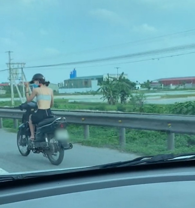 Trên mạng xã hội, không ít lần hội chị em ăn diện khoe lưng trần phản cảm làm những người xung quanh cảm thấy ngượng ngùng.