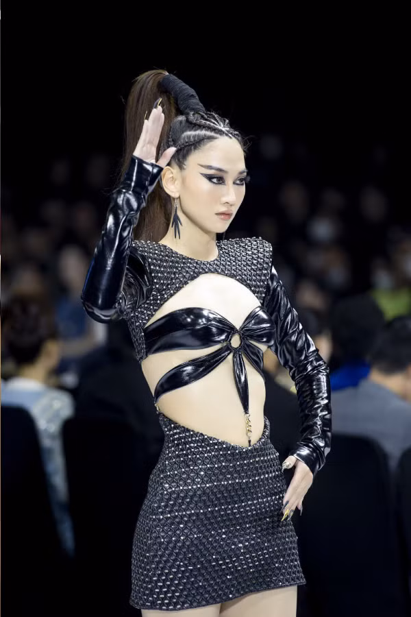 Từ sau màn xuất hiện trên sàn catwalk, những hình ảnh và video clip ghi lại khoảnh khắc hot TikToker sải bước trên sàn diễn lan truyền khắp mạng xã hội.