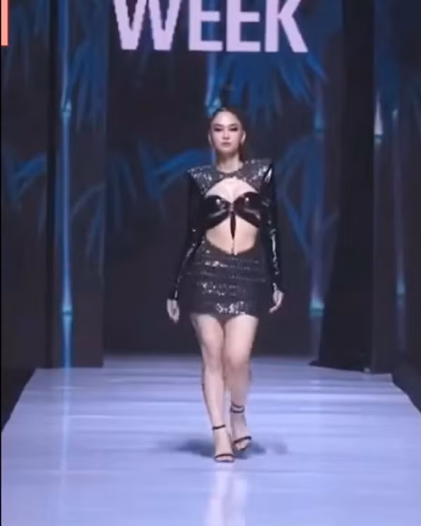 Tuy nhiên màn catwalk của nữ TikToker lại nhận về nhiều lời chê bai hơn là lời khen, cả về chiều cao, vóc dáng cùng kỹ năng của cô nàng đều nhận về những ý kiến trái chiều trên mạng xã hội.
