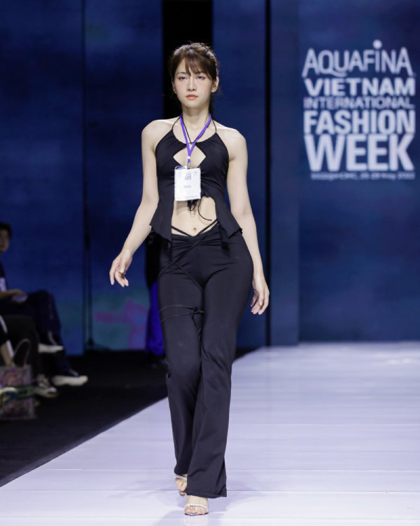 Theo đó, trước màn catwalk của Lê Bống, anh không hề công kích cá nhân nhưng fashion blogger này cho rằng đây là một "tác phẩm trào phúng".