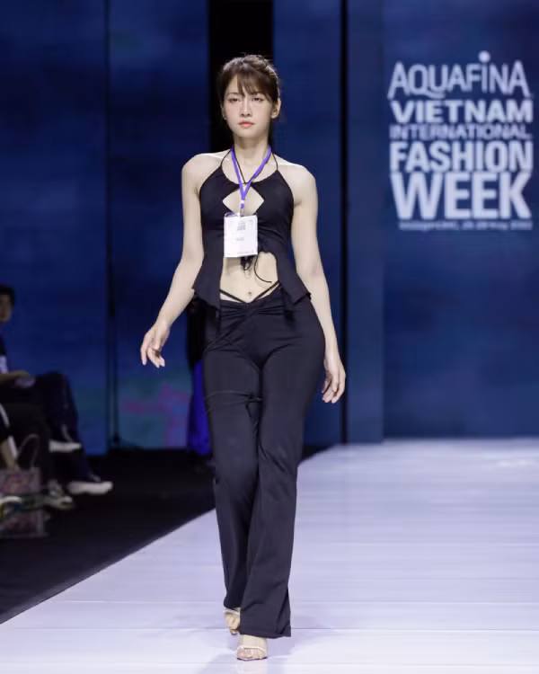 Theo đó, trước màn catwalk của Lê Bống, anh không hề công kích cá nhân nhưng fashion blogger này cho rằng đây là một "tác phẩm trào phúng".