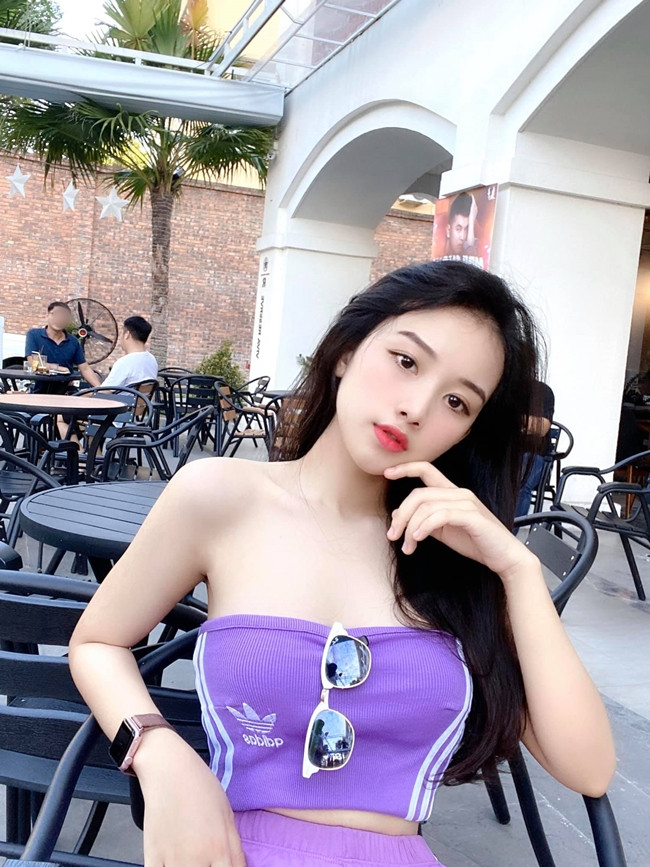 Gia Tiên có nước da trắng, đôi mắt to cùng mái tóc đen óng ả. Được biết cô theo học ngành Quốc tế học của Đại học Ngoại ngữ Huế.