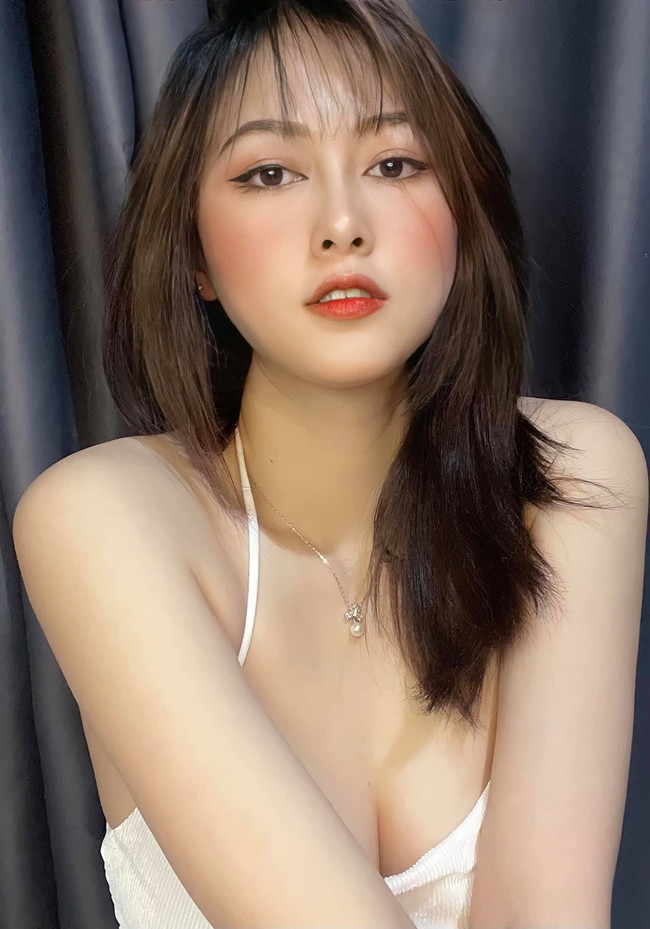 Trà My cho biết cô không hề can thiệp thẩm mỹ bất cứ phần nào trên cơ thể. Nàng hot girl 9x thường xuyên chia sẻ những bức ảnh xinh đẹp, gợi cảm trên trang cá nhân.