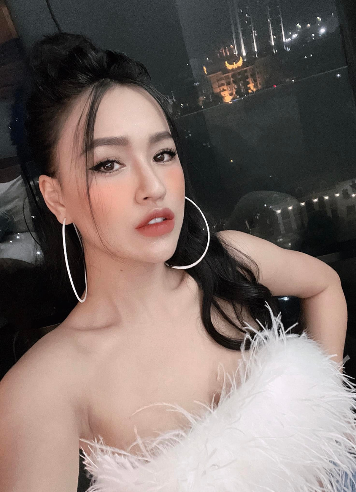 Dù đã làm mẹ nhưng body của nữ DJ nổi tiếng vẫn khiến cư dân mạng trầm trồ khen ngợi.