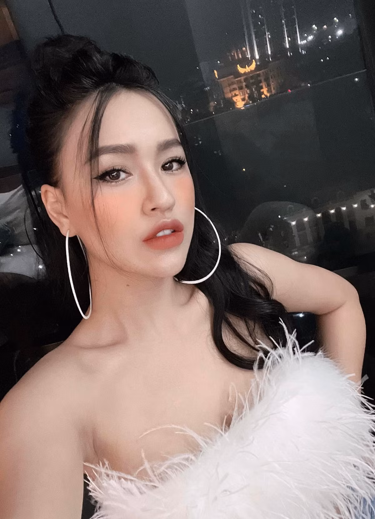 Dù đã làm mẹ nhưng body của nữ DJ nổi tiếng vẫn khiến cư dân mạng trầm trồ khen ngợi.