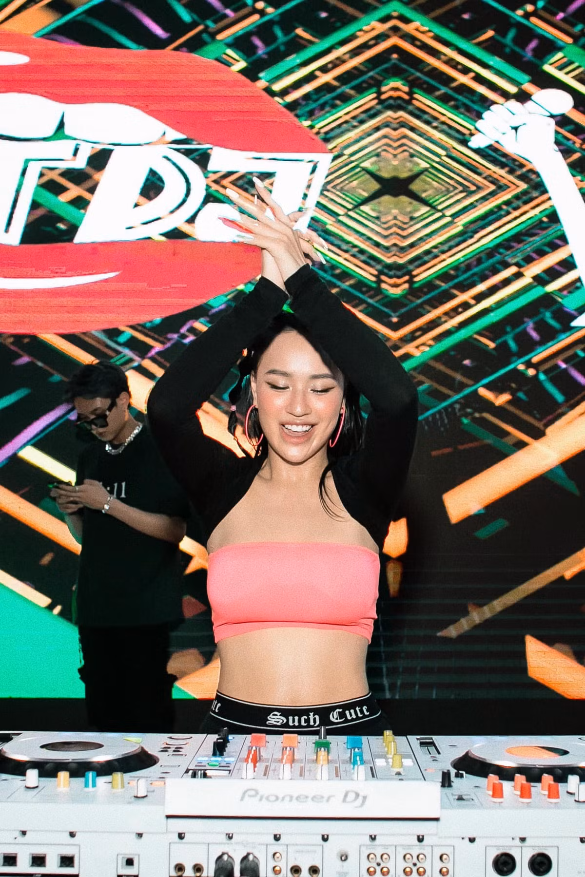 Ngoài chơi nhạc hay, cô còn sở hữu sắc vóc ấn tượng. Nhờ đó mà cô được người hâm mộ gọi vui là một trong nữ DJ gợi cảm bậc nhất Hà thành.