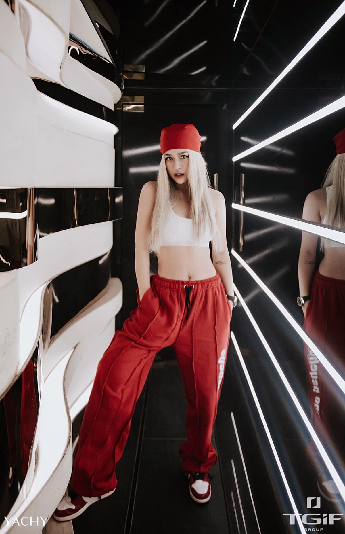 Cơ thể thon gọn, săn chắc, đặc biệt là vòng eo của nàng hot girl này vẫn nhỏ gọn làm hội chị em ghen tị.