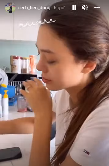 Bất ngờ hơn là trong những khoảnh khắc quay lại cuộc sống đời thường, nhan sắc mộc mạc không son phấn của Dianka Zakhidova cũng để lộ.