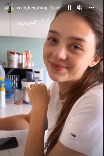 Có thể thấy, dù không qua lớp trang điểm nào nhưng nữ người mẫu vẫn rất tươi tắn, đặc biệt làn da không chút khuyết điểm.