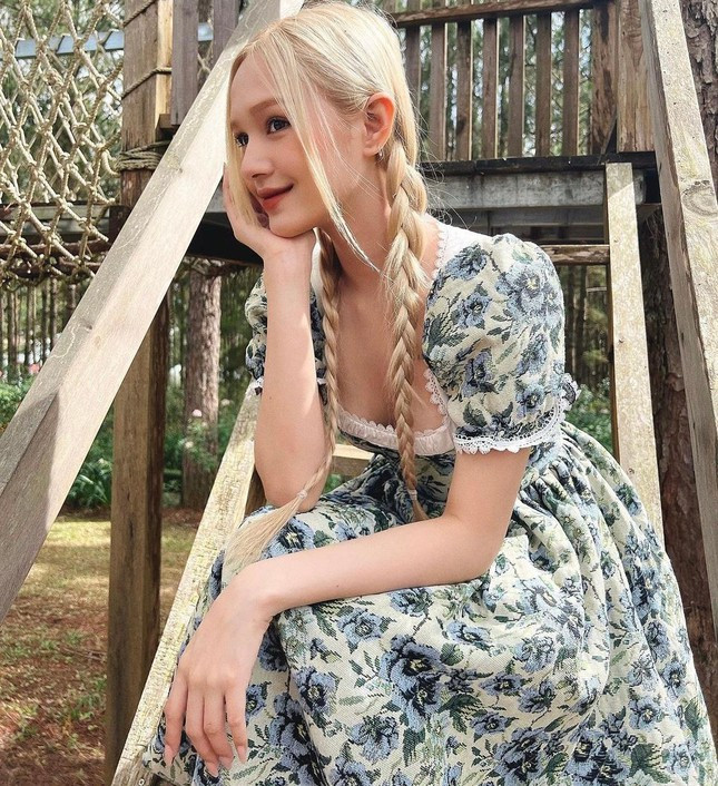 Mặc dù không phải con lai nhưng Xoài Non lại sở hữu vẻ đẹp tựa như lai Tây, gương mặt hài hòa khiến nhiều người mê mẩn.