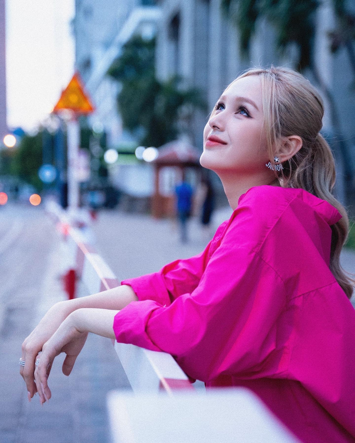 Với thân hình cân đối và mái tóc được tạo kiểu khéo léo, người đẹp Gen Z có thể "cân" được nhiều kiểu dáng đầm khác nhau.