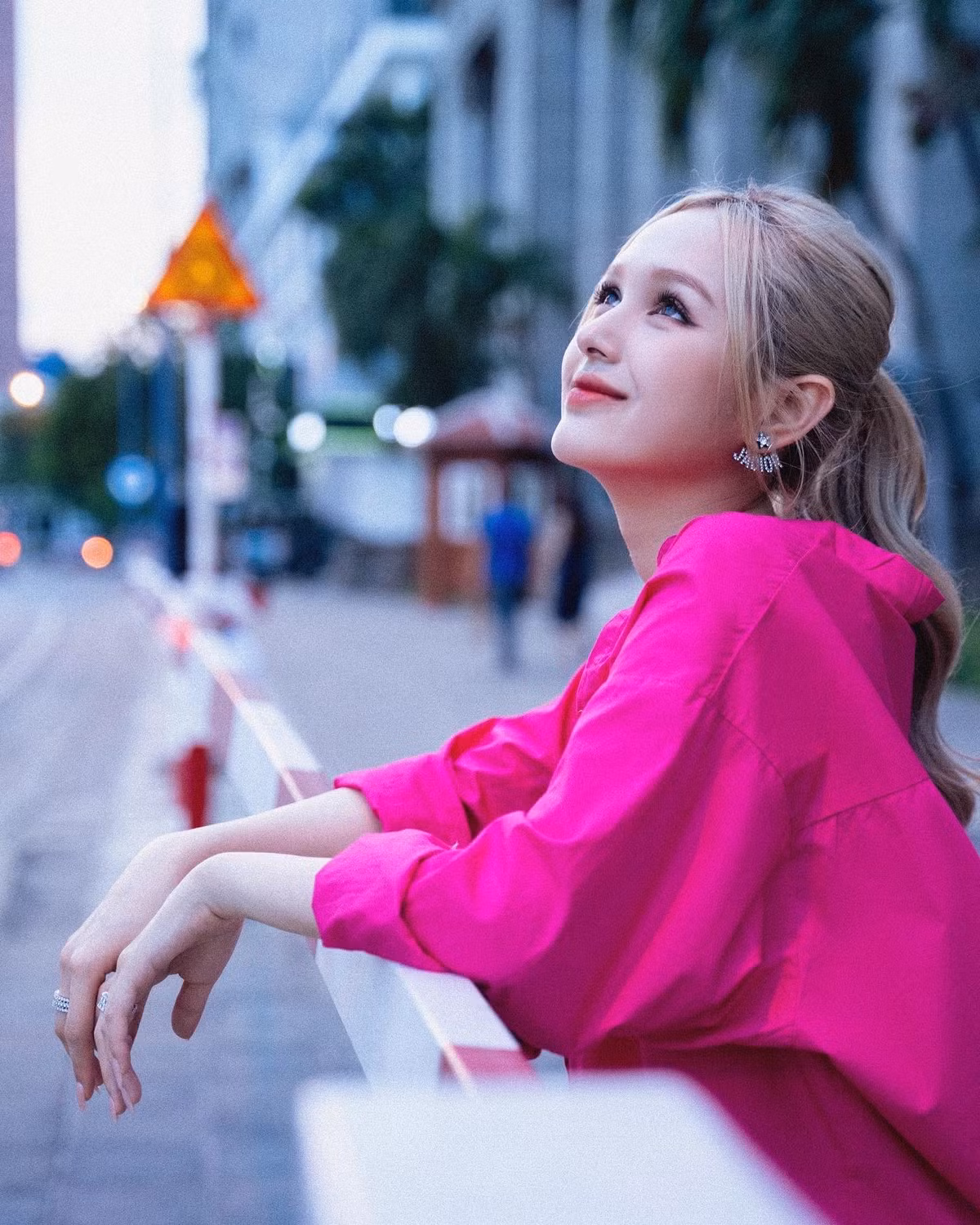 Với thân hình cân đối và mái tóc được tạo kiểu khéo léo, người đẹp Gen Z có thể "cân" được nhiều kiểu dáng đầm khác nhau.