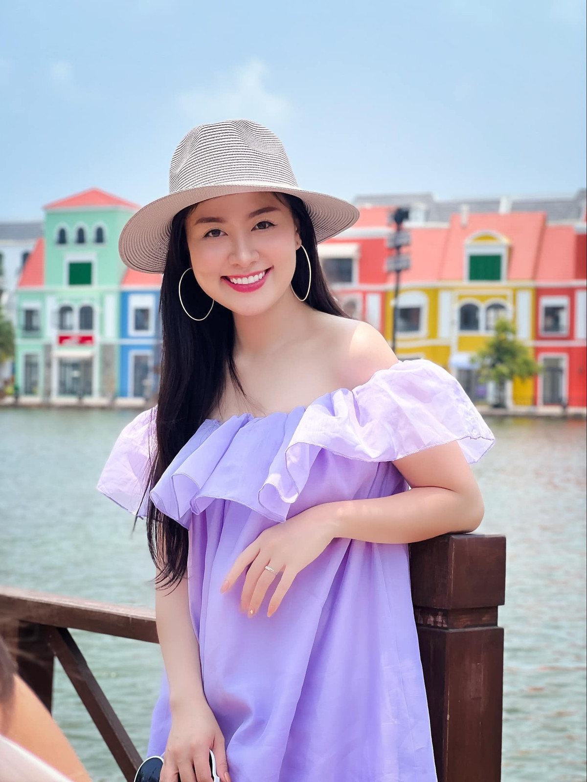 Cô nàng nổi tiếng với hình ảnh của một thạc sĩ, giảng viên Đại học chuyên ngành báo chí truyền thông vô cùng xinh đẹp và giỏi giang của mảnh đất xứ Nghệ.