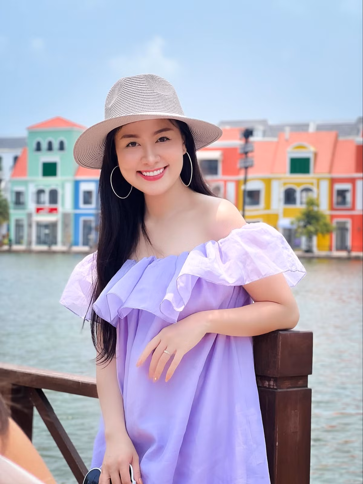 Cô nàng nổi tiếng với hình ảnh của một thạc sĩ, giảng viên Đại học chuyên ngành báo chí truyền thông vô cùng xinh đẹp và giỏi giang của mảnh đất xứ Nghệ.