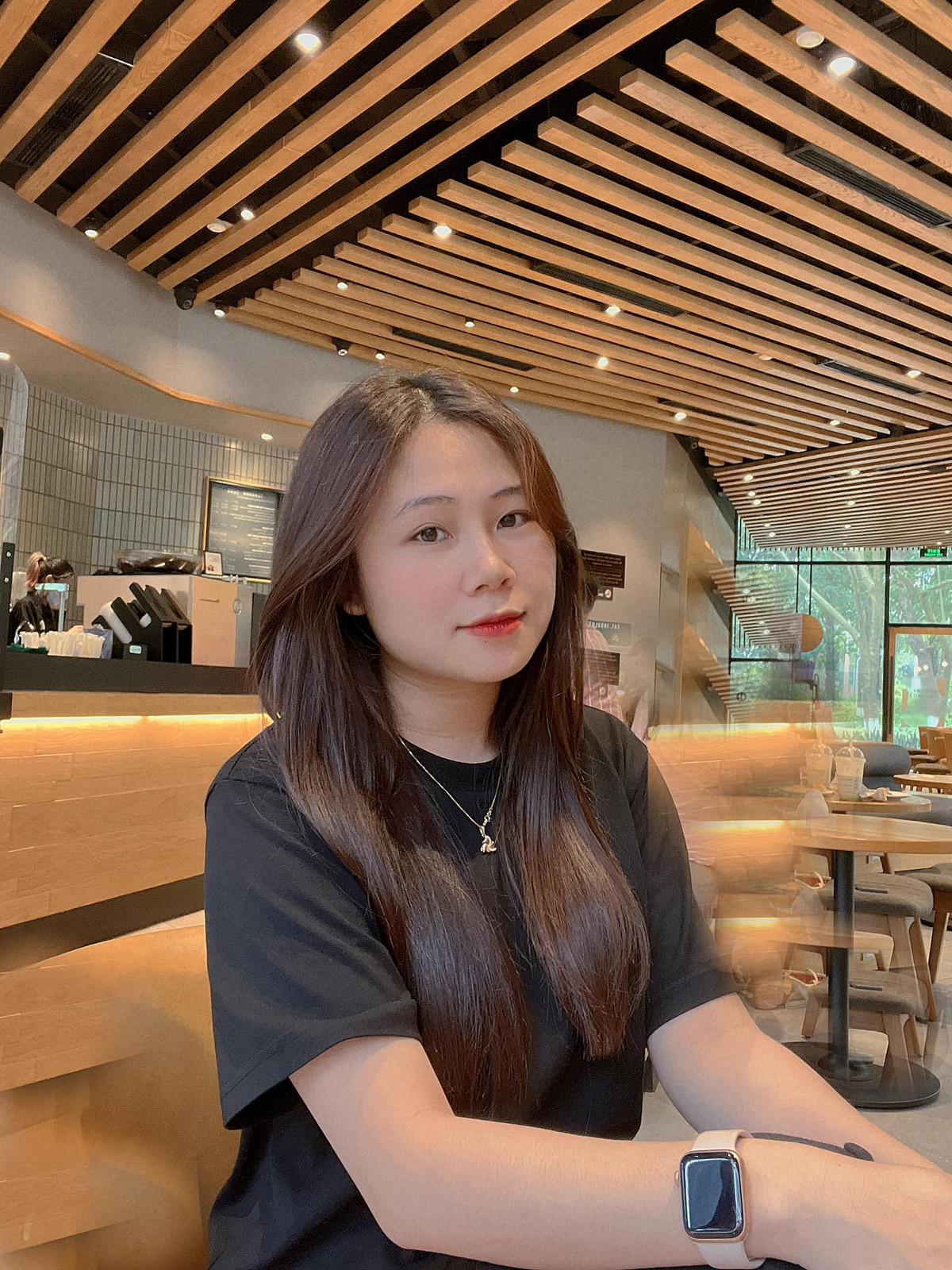 Ngoài ra Trang Heo còn để lại ấn tượng khi là cô gái biết chăm lo, hy sinh vì Đình Trọng, đúng chuẩn mẫu "bạn gái nhà người ta".