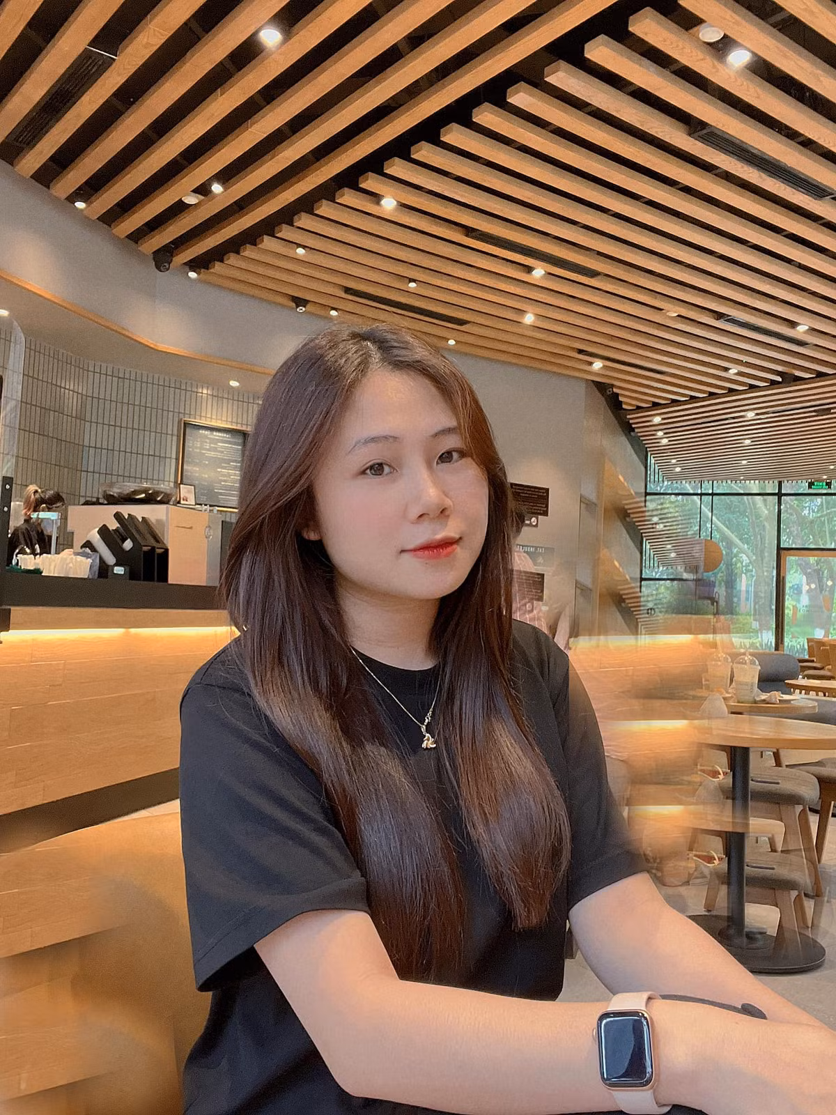 Ngoài ra Trang Heo còn để lại ấn tượng khi là cô gái biết chăm lo, hy sinh vì Đình Trọng, đúng chuẩn mẫu "bạn gái nhà người ta".