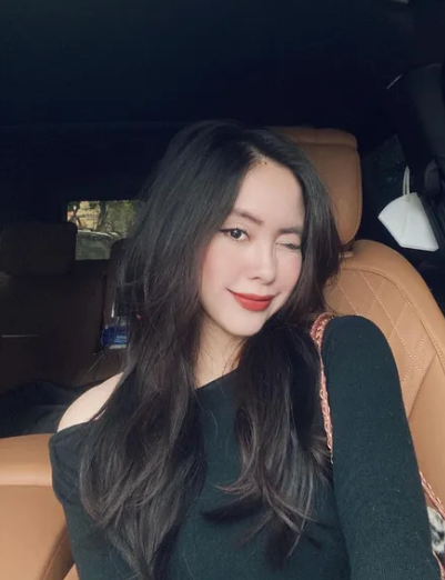 Khác với những hot girl "mình hạc xương mai", Thúy Quỳnh lại nổi tiếng bởi vóc dáng có phần mũm mĩm nhưng vẫn gợi cảm, quyến rũ.