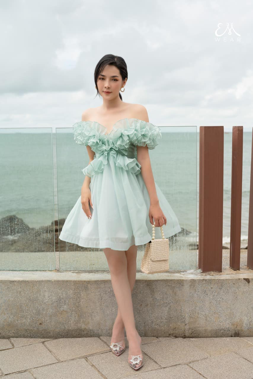 Mới đây, trên trang cá nhân gần 200 nghìn người theo dõi của mình, Thanh Quỳnh đã “thả thính” người hâm mộ bằng việc tung hàng loạt bức ảnh đẹp như mơ.