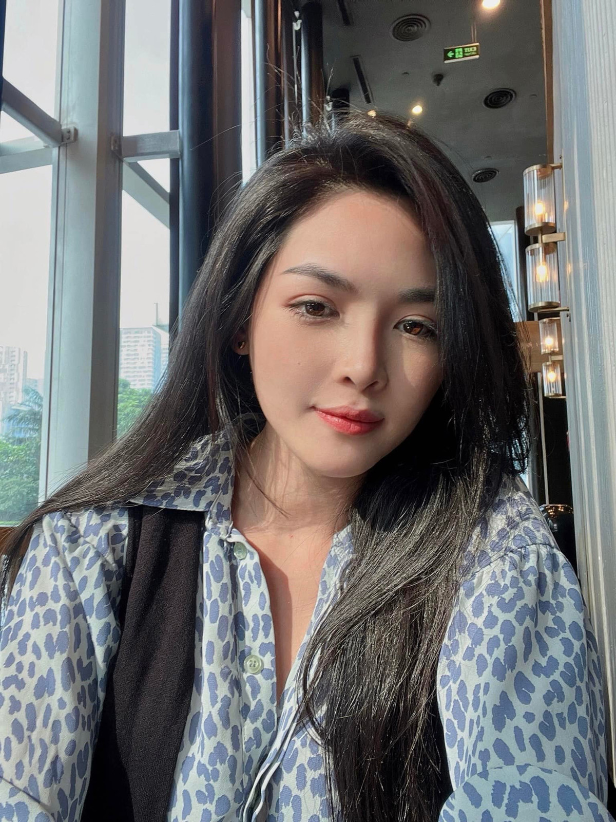 Gương mặt xinh như mộng cùng nụ cười duyên là chìa khoá mở ra cho cô nhiều cơ hội mới.