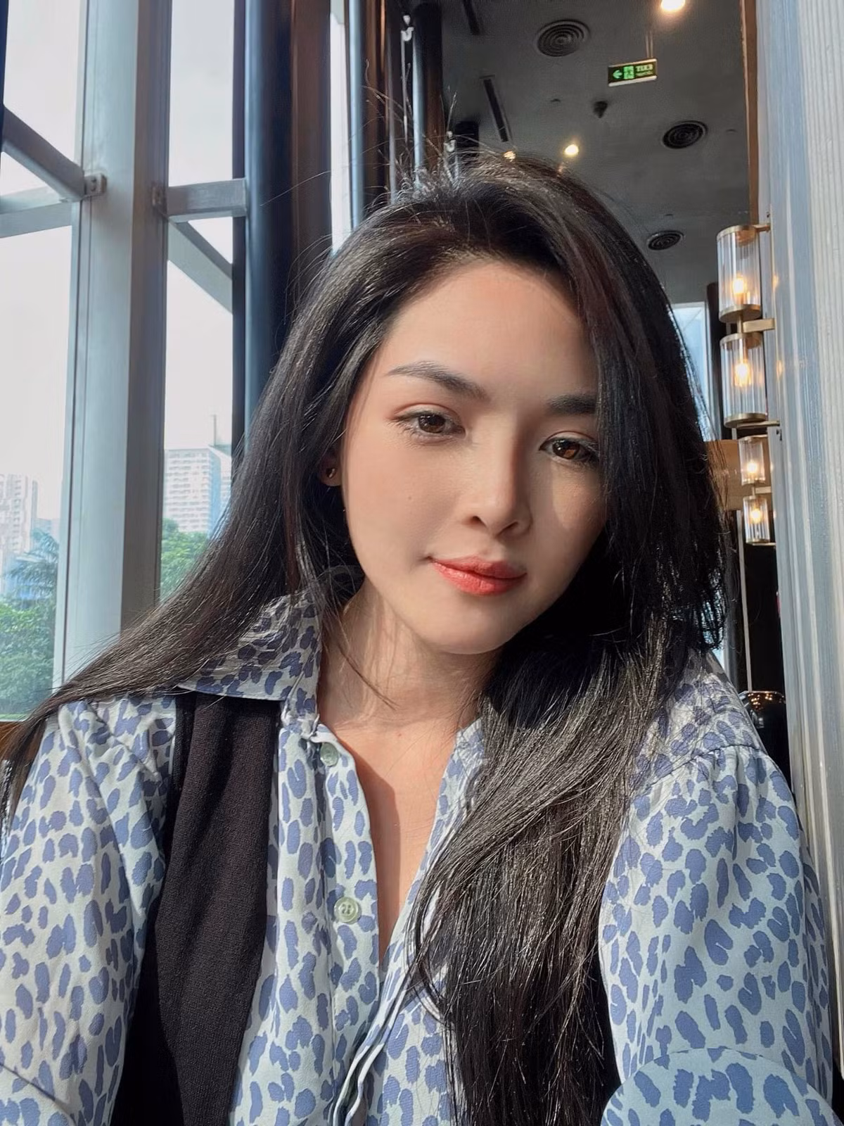 Gương mặt xinh như mộng cùng nụ cười duyên là chìa khoá mở ra cho cô nhiều cơ hội mới.