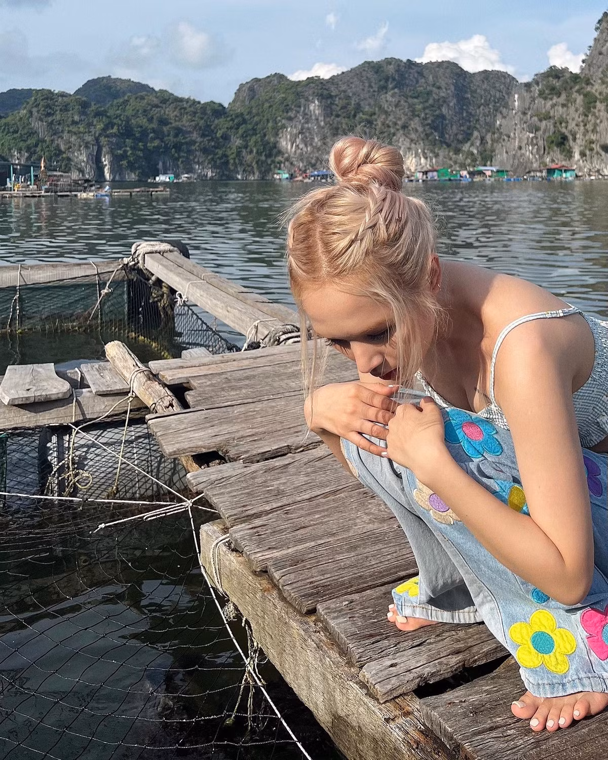 Xoài Non sở hữu gương mặt xinh xắn, đôi mắt to tròn, sống mũi cao, làn da trắng và nụ cười tươi.