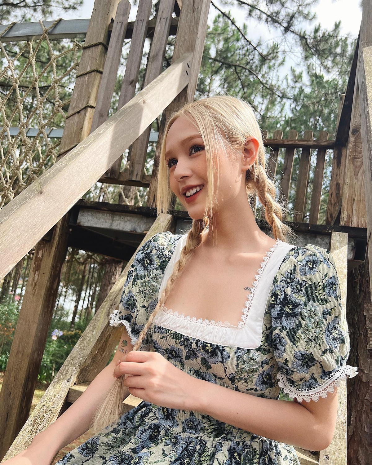 Vốn có nhan sắc xinh đẹp, làn da trắng lại thêm mái tóc sáng màu, Xoài Non khi xuất hiện ở bất cứ đâu đều thu hút ánh nhìn của mọi người.