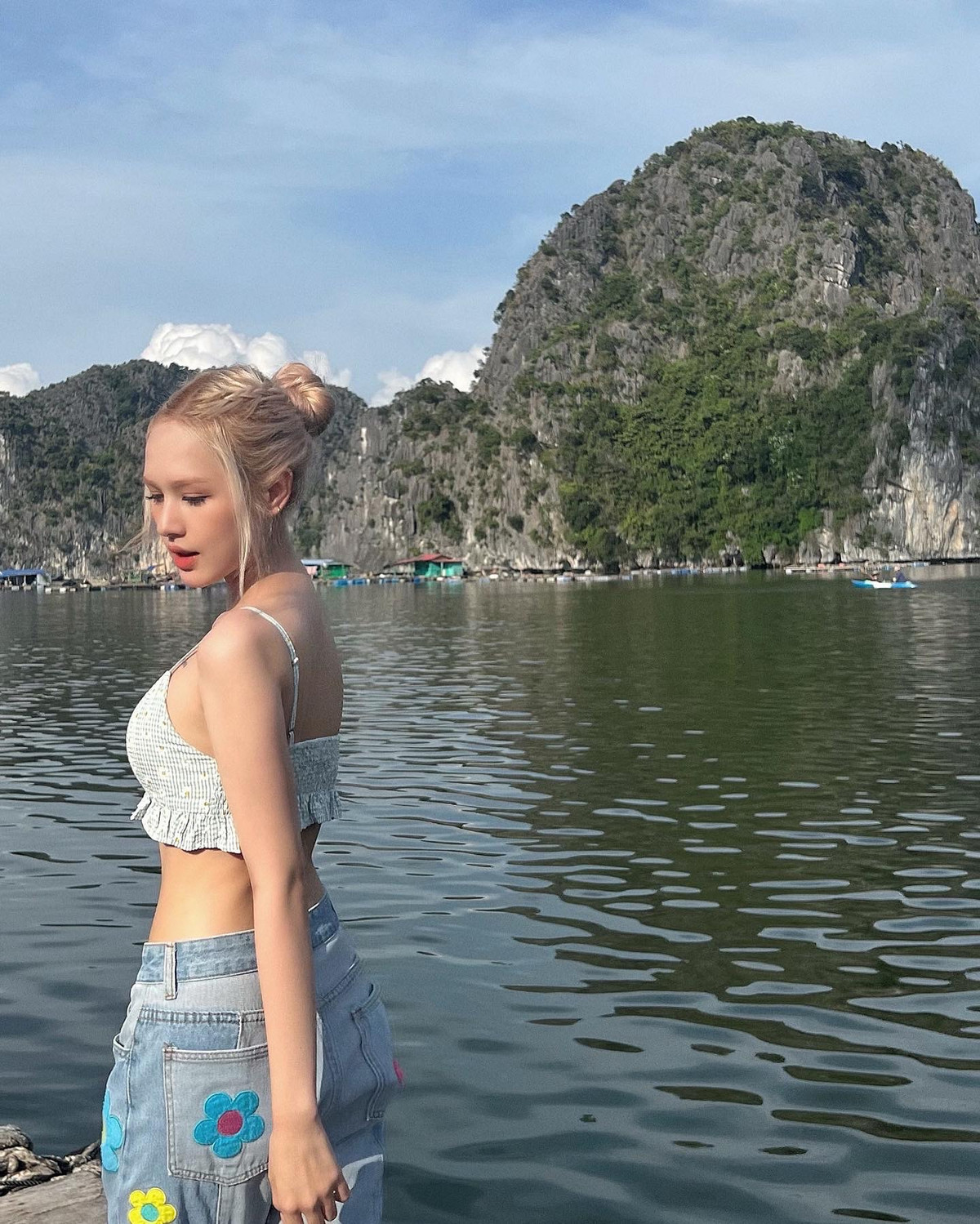 Trang phục lần này Xoài Non diện còn khéo khoe được vòng eo thon thả dáng ngưỡng mộ.