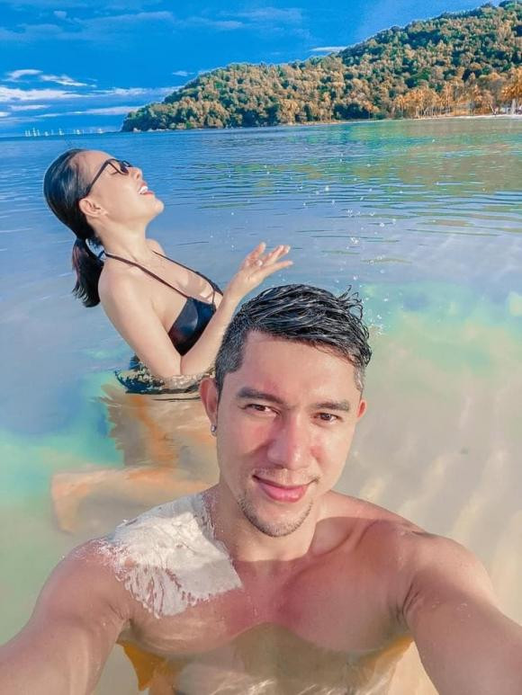 Mới đây, trên trang Facebook cá nhân, hot girl Ngân 98 đã tung ra loạt ảnh đi biển cùng Lương Bằng Quang. Dưới làn nước mát, cả 2 chẳng ngần ngại diện đồ tắm hở hết cỡ để khoe body trứ danh.