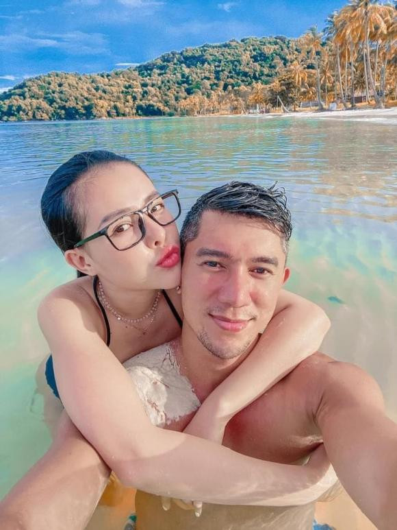 Trong khi Lương Bằng Quang gây chú ý với hình thể lực lưỡng, body 6 múi cùng cơ bắp cuồn cuộn, thì "hot girl thị phi" Ngân 98 cũng chẳng ngần ngại phô phang vòng 1 nảy nở với bikini 2 mảnh.