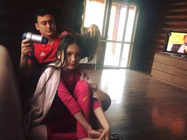 Dù có khoảng cách tuổi khá xa nhưng Đặng Văn Lâm rất yêu chiều cô em gái út. Trong một lần hiếm hoi chia sẻ, chàng thủ môn chia sẻ trong cuộc đời, anh có 3 người phụ nữ quan trọng nhất là mẹ ruột, em gái và chị họ - diễn viên múa Linh Nga. Ảnh: Tổng hợp