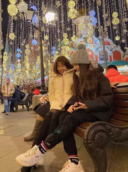 Đứng cạnh chị dâu tương lai Yến Xuân, Thanh Giang cho thấy chiều cao của mình vượt trội, đôi chân dài miên man của cô bạn trở nên nổi bật.