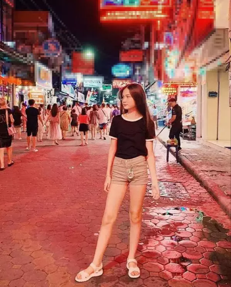 Sở hữu ngoại hình sáng lại là em trai chàng thủ môn nổi tiếng nên hiện trang cá nhân của cô bạn có 20.000 người theo dõi.