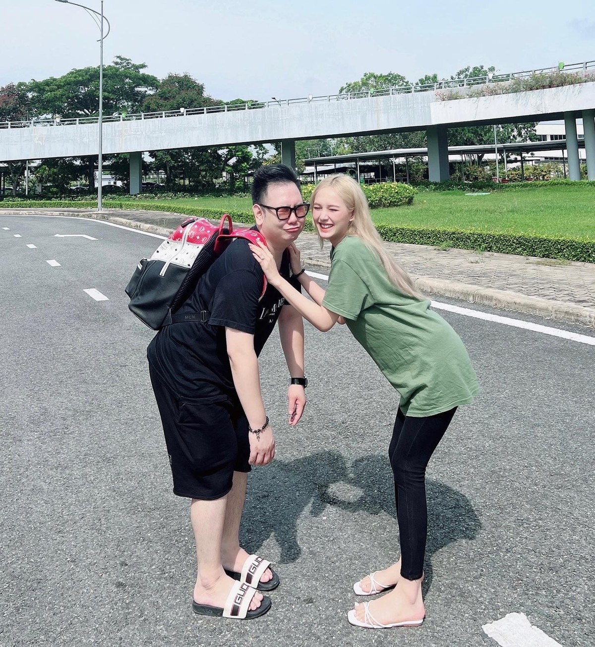 Những lời đàm tiếu xuất phát từ việc Xoài Non có nhan sắc, kết hôn ở độ tuổi còn trẻ, Xemesis cũng là người có kinh tế.