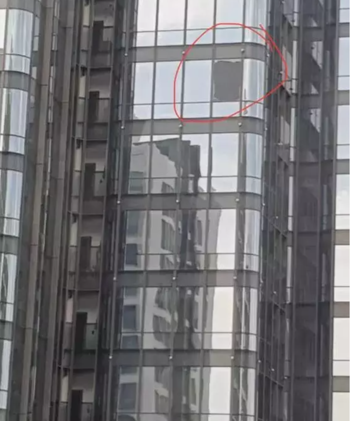 Không để tin xấu truyền xa, Xoài Non sau đó đã lên mạng đính chính. Cô cho biết tất cả chỉ là sự nhầm lẫn. Tòa nhà có căn hộ vỡ kính không phải là nơi ở của vợ chồng cô.