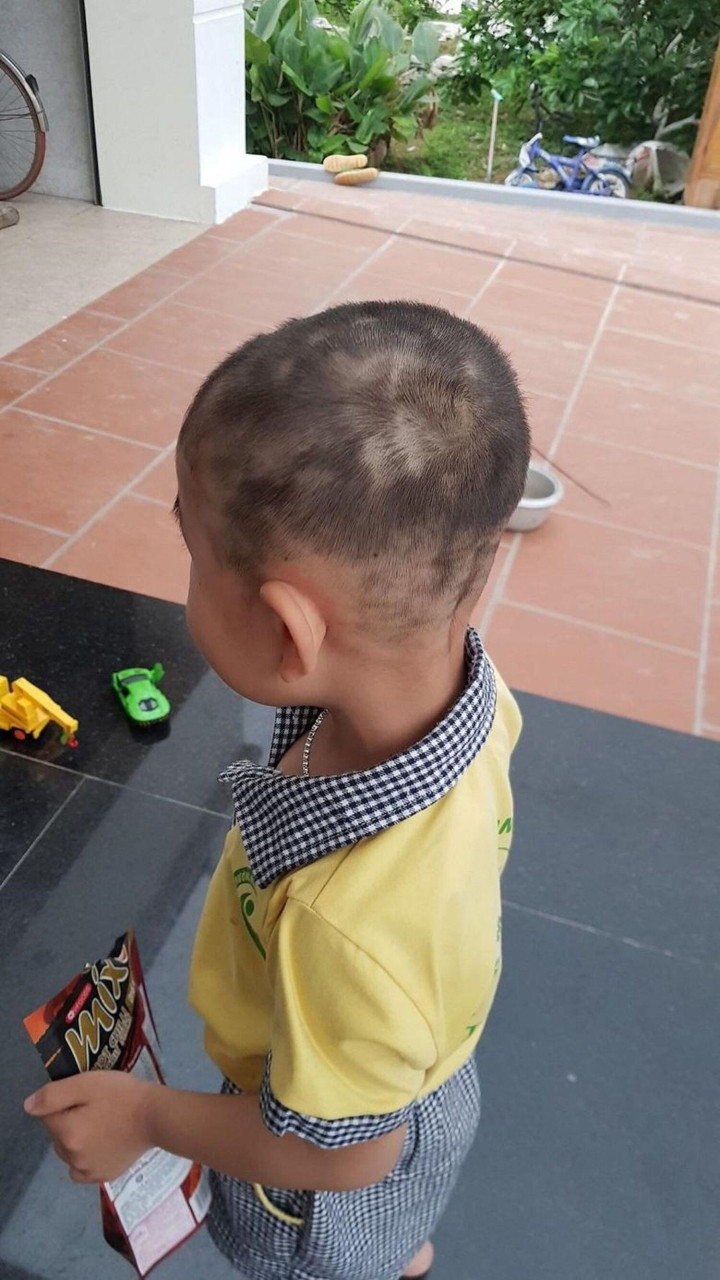 Tuy nhiên khi tự tay làm thợ cắt tóc tại gia, nhiều người đã vô tình tạo ra những màn "thảm họa" cắt tóc khiến người ta nhìn vào chỉ biết cười nghiêng ngả.