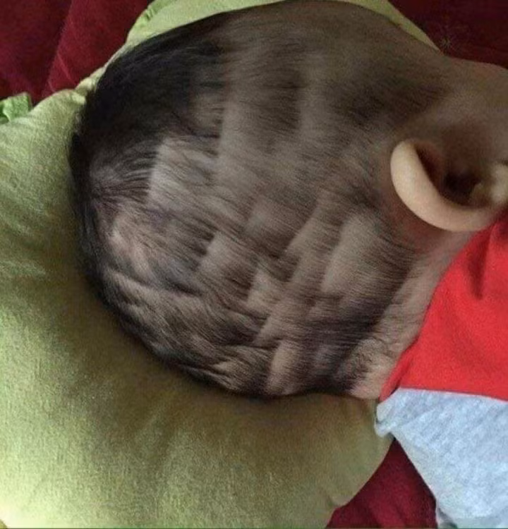 Thay vì ra salon thì nhiều người đã lựa chọn tự cắt tóc tại nhà, một là vì tiện, đỡ mất thời gian, hai là đỡ được một phần chi phí cho khoản làm đẹp.