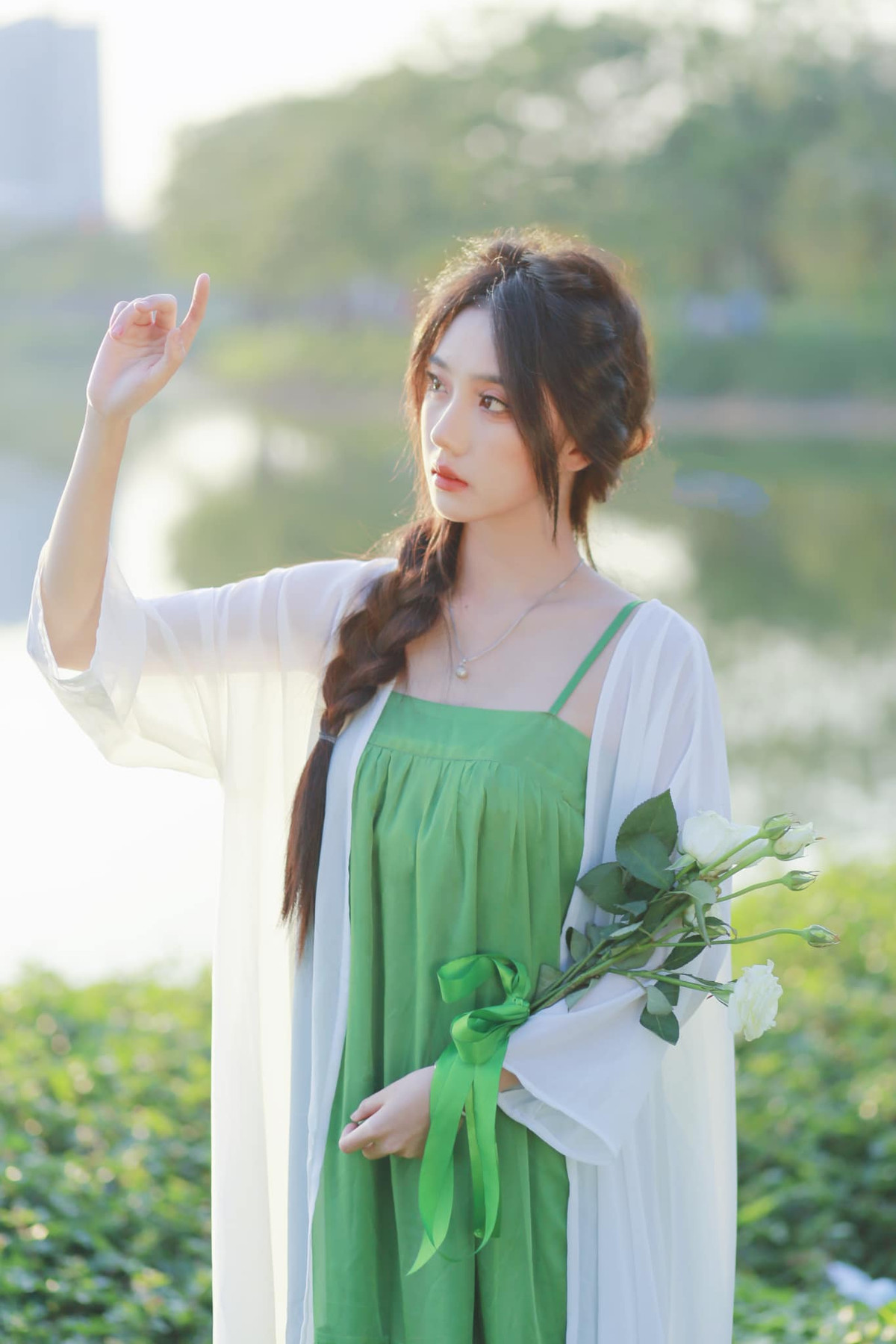 Đặc biệt, cách trang điểm nhẹ nhàng kiểu Trung Quốc cùng nụ cười duyên khiến một số người còn đặt biệt danh cho cô là "thần tiên tỷ tỷ".