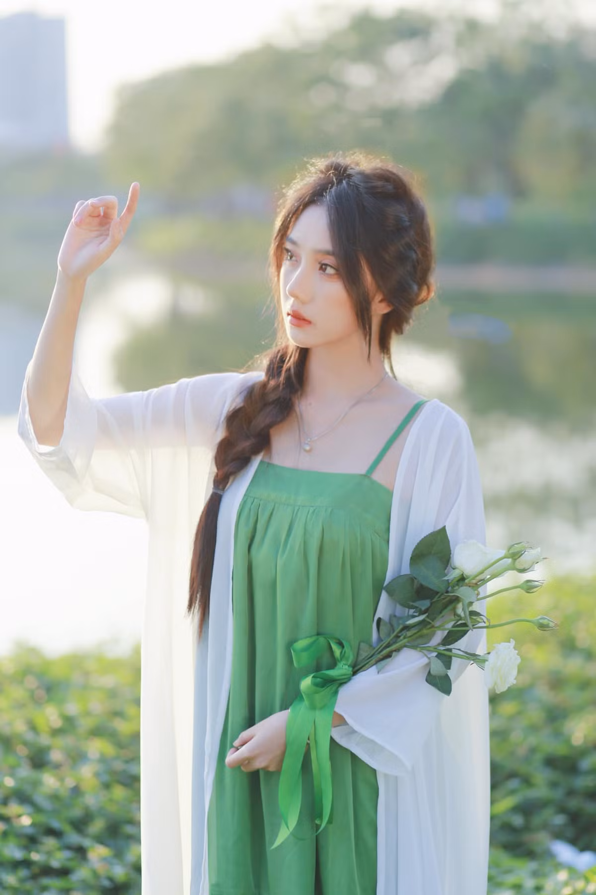 Đặc biệt, cách trang điểm nhẹ nhàng kiểu Trung Quốc cùng nụ cười duyên khiến một số người còn đặt biệt danh cho cô là "thần tiên tỷ tỷ".