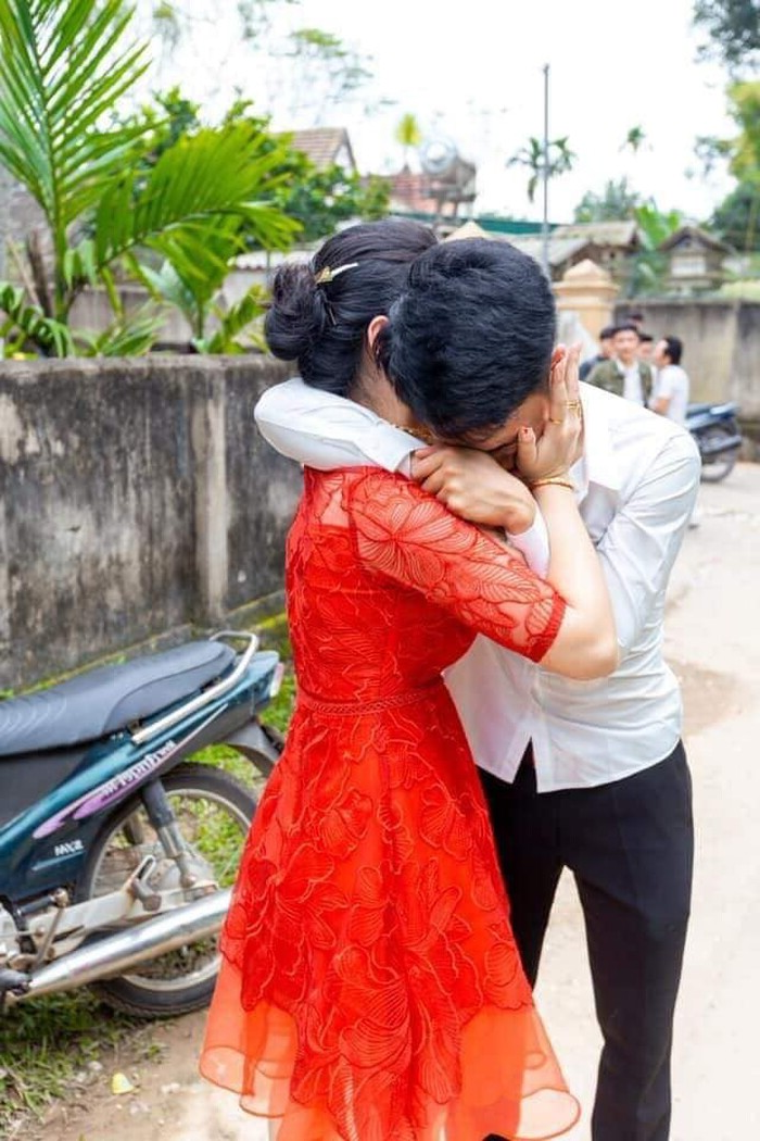 Có thể nói, nếu là chị em trong một nhà thì dù có trưởng thành, khôn lớn bao nhiêu, tình cảm cũng sẽ luôn thắm thiết như vậy. Ảnh: Tổng hợp