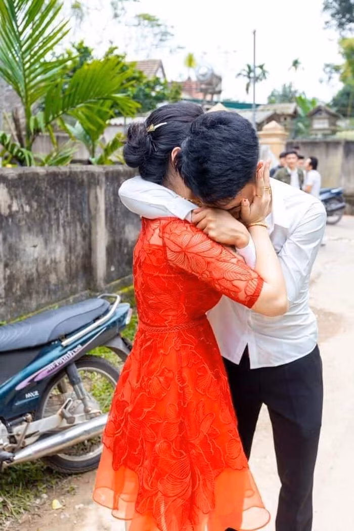 Có thể nói, nếu là chị em trong một nhà thì dù có trưởng thành, khôn lớn bao nhiêu, tình cảm cũng sẽ luôn thắm thiết như vậy. Ảnh: Tổng hợp