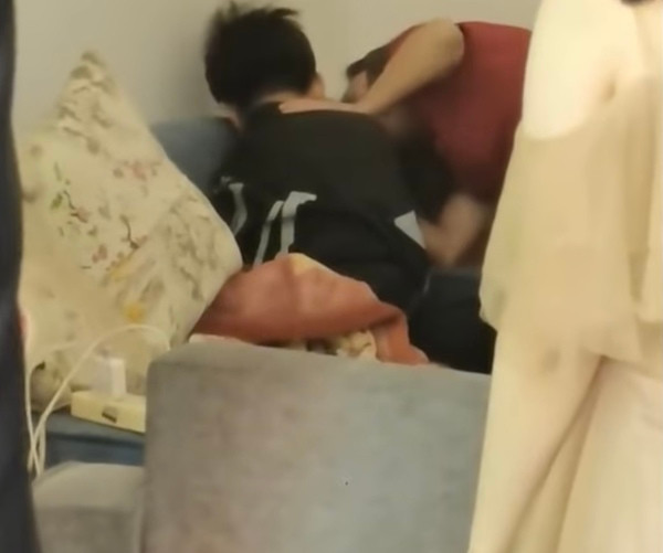 Mới đây trên mạng xã hội, xuất hiện clip ghi lại trong ngày chị gái lấy chồng, cậu em trai không ngừng khóc lóc và nói chuyện với chị, tỏ vẻ không nỡ rời xa chị gái.